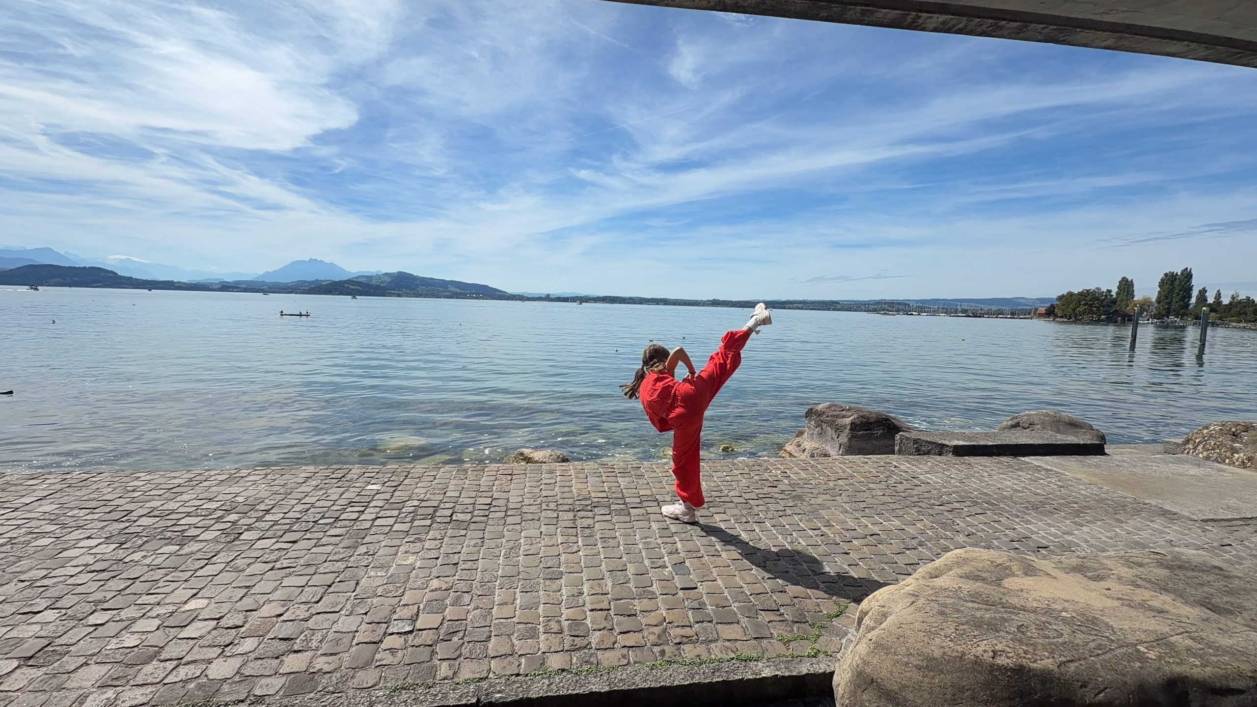 Kampfsporttraining am See Kind beim Karatetraining am Schweizer Seeufer